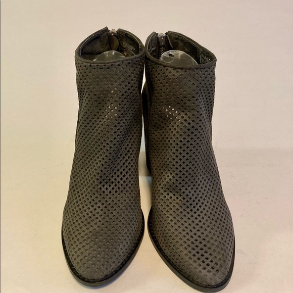 Steve Madden Grey Suede Heeled Ankle Booties size 9 - Picture 7 of 11